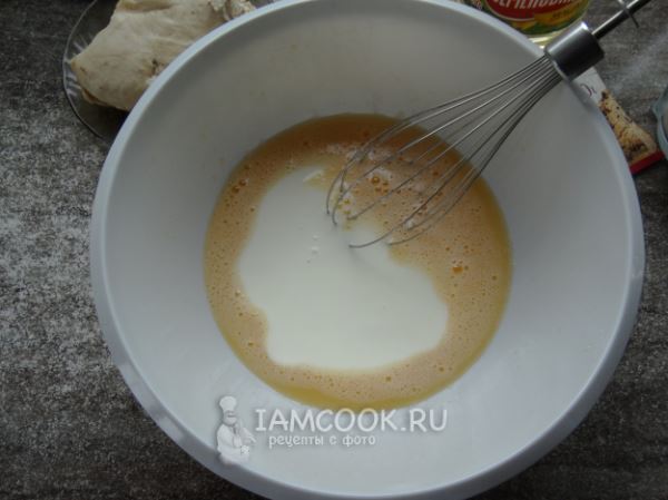 Заливной пирог с курицей на сковороде