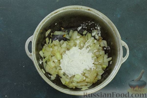 Сливочный суп с брокколи, кукурузой и обжаренным беконом