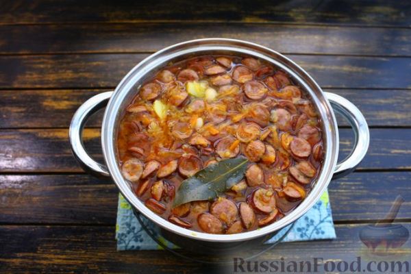 Суп с квашеной капустой, копчёными колбасками и фасолью