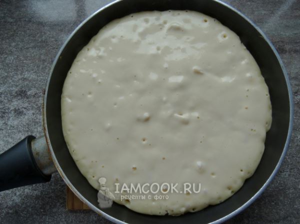 Заливной пирог с курицей на сковороде