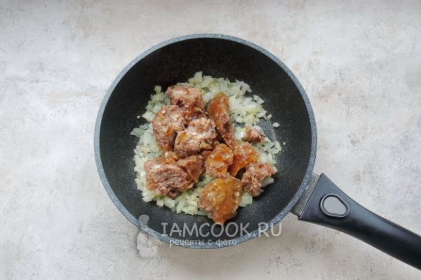 Пирог с тушенкой и картошкой