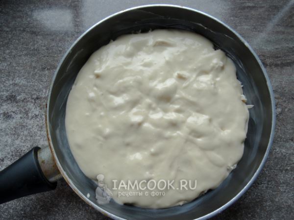 Заливной пирог с курицей на сковороде