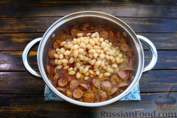 Суп с квашеной капустой, копчёными колбасками и фасолью