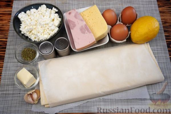 Слоёный рулет-кольцо с ветчиной, яйцом, творогом и сыром