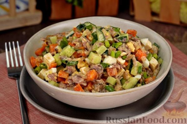 Рыбный салат овощами и плавленым сыром