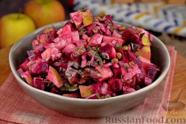 Салат со свёклой, яблоками, огурцом и горошком