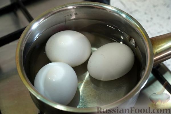 Салат с курицей, капустой, помидорами и сухариками