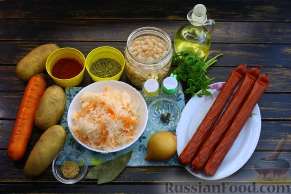 Суп с квашеной капустой, копчёными колбасками и фасолью